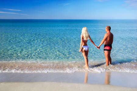 愛情のあるカップルは大きな貝殻を海砂のビーチで互いを抱っこ の写真素材 画像素材 Image