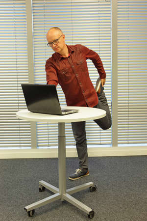 誘惑テーブルの下の彼女の足を持つ男の子牛に触れる女性のクローズ アップ ショット の写真素材 画像素材 Image