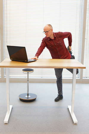 誘惑テーブルの下の彼女の足を持つ男の子牛に触れる女性のクローズ アップ ショット の写真素材 画像素材 Image