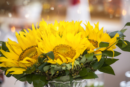 美しいひまわりブーケ 結婚式のテーブルの装飾 の写真素材 画像素材 Image