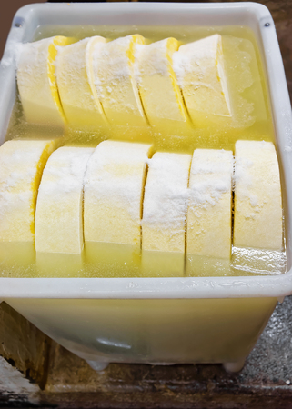 Bagno Con Sale E Giovane Formaggio Gruyère De Comte Nella Latteria ... Bagno Con Sale E Giovane Formaggio Gruyère De Comte Nella Latteria ...