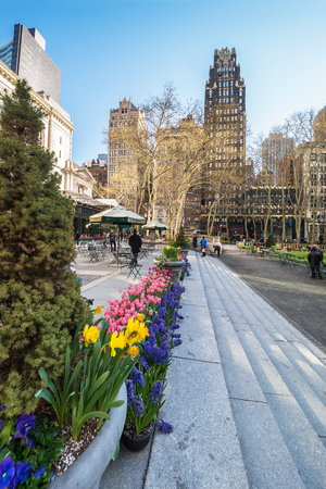 ニューヨーク 米国 15年4月24日 ミッドタウンマンハッタン ニューヨーク ニューヨーク アメリカ合衆国のブライアントパークの花と超高層ビルの緑の植物 背景に超高層ビルや観光客 の写真素材 画像素材 Image ニューヨーク 米国 15年4月24日 ミッドタウンマンハッタン ニューヨーク ニューヨーク アメリカ合衆国のブライアントパークの花と超高層ビルの緑の植物 背景に超高層ビルや観光客 の写真素材 画像素材 Image