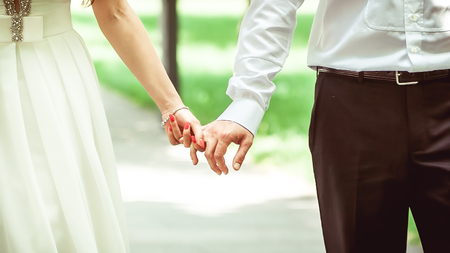 結婚式のカップルが手を繋いでいます。新郎新婦 の写真素材・画像素材 