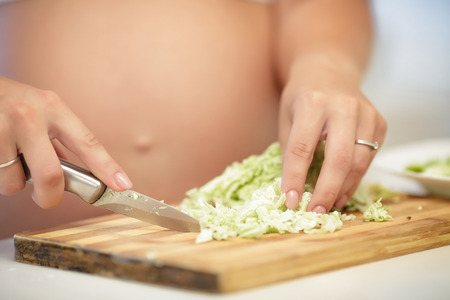 妊娠中の女性は 台所で木の板にキャベツをカットします クローズ アップ の写真素材 画像素材 Image 妊娠中の女性は 台所で木の板にキャベツをカットします クローズ アップ の写真素材 画像素材 Image