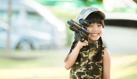 Fille Avec Arme à Feu Isolé Sur Blanc. Enfant Ou Un Fille Avec Arme à Feu Isolé Sur Blanc. Enfant Ou Un