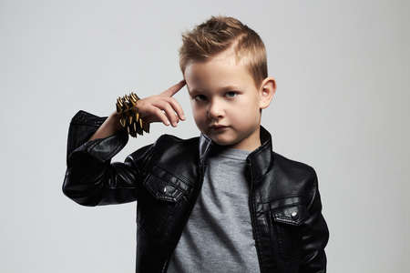 Enfant Drôle De Roche Avec La Guitare Petit Garçon à La Mode Enfant Drôle De Roche Avec La Guitare Petit Garçon à La Mode