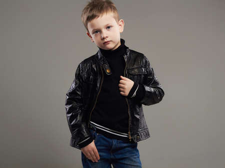 Enfant Drôle De Roche Avec La Guitare Petit Garçon à La Mode Enfant Drôle De Roche Avec La Guitare Petit Garçon à La Mode