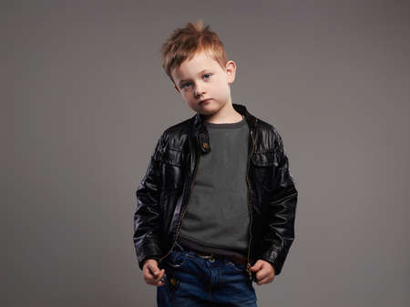 Enfant Drôle De Roche Avec La Guitare Petit Garçon à La Mode Enfant Drôle De Roche Avec La Guitare Petit Garçon à La Mode