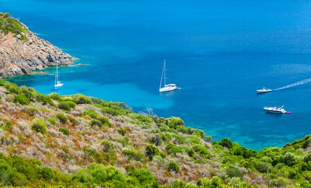 コルシカ島は 地中海でのフランスの島 アズール湾に停泊する喜びヨットと沿岸の夏の風景 の写真素材 画像素材 Image
