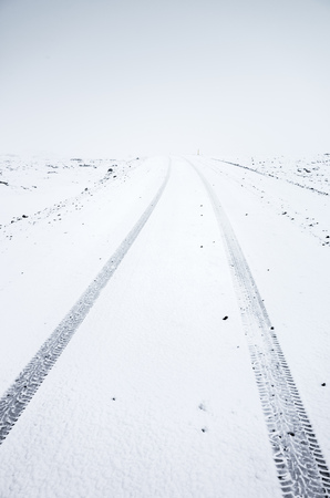 寒い冬の季節 レイキャビク地区 アイスランドで空の雪道 垂直写真 の写真素材 画像素材 Image 寒い冬の季節 レイキャビク地区 アイスランドで空の雪道 垂直写真 の写真素材 画像素材 Image