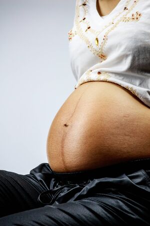 妊娠 9 ヶ月目の彼女の大きなお腹の妊婦 の写真素材 画像素材 Image