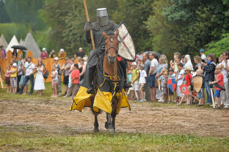 中世の騎士の馬上槍試合の歴史的再構成で馬にの写真素材・画像素材