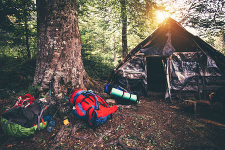 Tenda da campeggio turistica nei boschi, la bici del viaggiatore è sullo sfondo. Tenda da campeggio turistica nei boschi, la bici del viaggiatore è sullo sfondo.