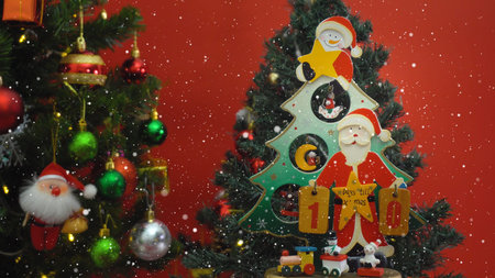 10 Giorni Con Babbo Natale.Immagini Stock Saluto Concetto Di Stagione Babbo Natale Mostra 10 Giorni Fino A Natale Con Ornamenti Su Un Albero Di Natale Con Luce Decorativa Image 88996386