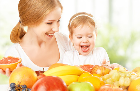bonne famille mère et fille petite fille, manger de la nourriture végétarienne saine, beaucoup de fruits