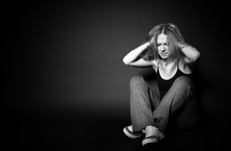 うつ病と黒い暗い背景に彼の頭の後ろに手を握りしめて泣いて絶望の悲しい女 の写真素材 画像素材 Image うつ病と黒い暗い背景に彼の頭の後ろに手を握りしめて泣いて絶望の悲しい女 の写真素材 画像素材 Image