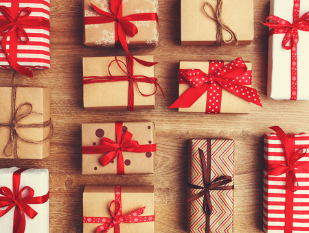 クリスマス ギフト プレゼント木製テーブル机の上 の写真素材 画像素材 Image 65614817
