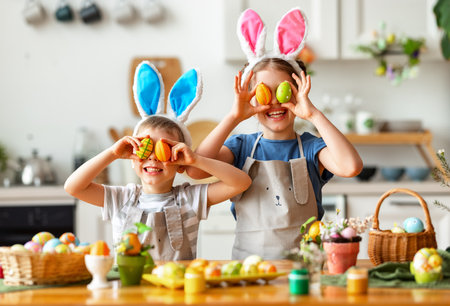 Joyeuses pâques! enfants drôles garçon et fille avec des oreilles de lièvre jouant, se préparant pour les vacances et peignant des œufs