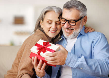 Heureux couple de personnes âgées romantique amoureux se félicitant de la saint-valentin à la maison Banque d'images