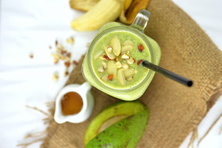 banana: xem đầu cô lập tự chế bơ, chuối và mật ong milkshake