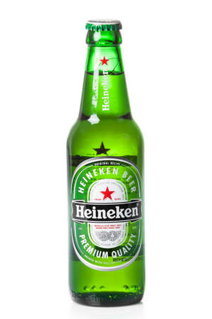 デュッセルドルフ ドイツ 16 年 4 月 8 日 ボトルのハイネケン ビール白い背景の上 ハイネケン ビールはハイネケンのオランダのブルーイング カンパニーによって生成される薄いラガー ビールです の写真素材 画像素材 Image デュッセルドルフ ドイツ 16 年 4 月 8 日 ボトルのハイネケン ビール白い背景の上 ハイネケン ビールはハイネケンのオランダのブルーイング カンパニーによって生成される薄いラガー ビールです の写真素材 画像素材 Image