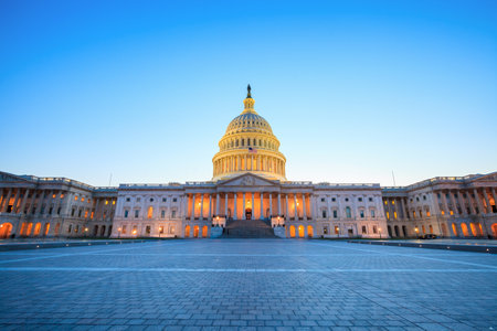 ドームを持つ米国の国会議事堂の建物は夜ライトアップ の写真素材 画像素材 Image ドームを持つ米国の国会議事堂の建物は夜ライトアップ の写真素材 画像素材 Image