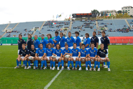 ローマ イタリア 06 年 11 月 18 日 ラグビー テスト マッチ イタリア アルゼンチン 背景の緑の遊び場フィールド ギャラリーでジュニア選手 の写真素材 画像素材 Image