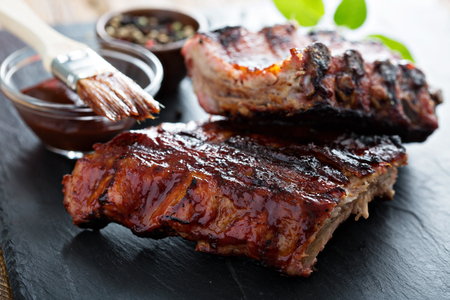 grilled pork: Nướng sườn heo em bé với nước sốt thịt nướng