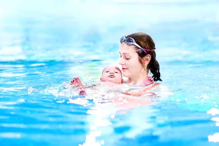 4 241 Bebe Nageur Imagenes Y Fotos 123rf 4 241 Bebe Nageur Imagenes Y Fotos 123rf