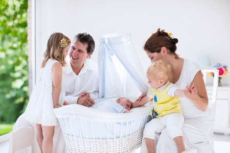 Grote Familie Met Vier Kinderen In Het Wit Slaapkamer. Ouders En ... Grote Familie Met Vier Kinderen In Het Wit Slaapkamer. Ouders En ...