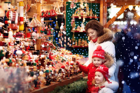 母と伝統的なドイツのクリスマス マーケットで手作りのガラスのクリスマス ツリー飾りを見て暖かい帽子の子 子供と家族は冬の雪の日に見本市のプレゼント クリスマスのためのショッピングします の写真素材 画像素材 Image 母と伝統的なドイツのクリスマス マーケットで手作りのガラスのクリスマス ツリー飾りを見て暖かい帽子の子 子供と家族は冬の雪の日に見本市のプレゼント クリスマスのためのショッピングします の写真素材 画像素材 Image