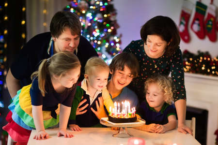 家族の誕生日祝いとクリスマス ケーキの上の蝋燭を吹くクリスマスイブ生まれの子 母と父とお正月デザートを食べる子供たち 親と子のクリスマス プレゼントを開けます の写真素材 画像素材 Image 家族の誕生日祝いとクリスマス ケーキの上の蝋燭を吹くクリスマスイブ生まれの子 母と父とお正月デザートを食べる子供たち 親と子のクリスマス プレゼントを開けます の写真素材 画像素材 Image