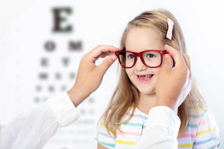 目の視力テストの子 小さな子供の眼鏡店でメガネを選択します 学校の子供たちの視力測定 子供の目の摩耗 目のチェックを実行する医師 手紙グラフで眼鏡の 女の子 の写真素材 画像素材 Image
