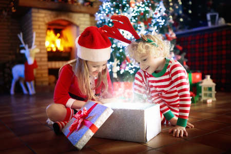 クリスマスイブのクリスマスツリーと暖炉の子供たち 自宅でクリスマスを祝う子供たちと家族 お揃いのパジャマで男の子と女の子は クリスマスツリーを飾り プレゼントを開きます 子供のための休日の贈り物 の写真素材 画像素材 Image クリスマスイブのクリスマスツリーと暖炉の子供たち 自宅でクリスマスを祝う子供たちと家族 お揃いのパジャマで男の子と女の子は クリスマスツリーを飾り プレゼントを開きます 子供のための休日の贈り物 の写真素材 画像素材 Image