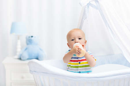 31 790 Bebe Tomando Leche Imagenes Y Fotos 123rf