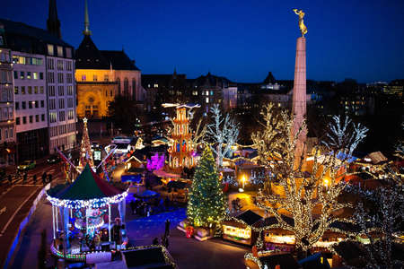 Foire De Noël Au Luxembourg. Vue Aérienne Du Vieux Centre-ville Européen.  Ville Décorée Pour Les Vacances D'hiver. Divertissement Et Achats De  Cadeaux De Noël En Europe. Banque D'Images et Photos Libres De