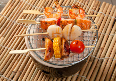 日本語の串刺し魚介類野菜 焼き鳥 Closeup の写真素材 画像素材 Image
