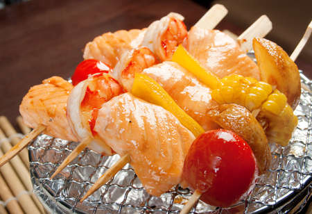 日本語の串刺し魚介類野菜 焼き鳥 Closeup の写真素材 画像素材 Image
