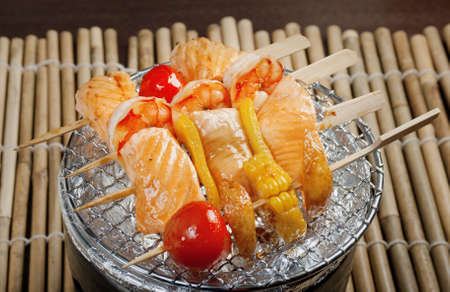 日本語の串刺し魚介類野菜 焼き鳥 Closeup の写真素材 画像素材 Image
