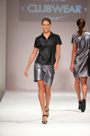 ニューヨーク Ny 9 月 11 日 メンズ ファッションの滑走路はニューヨーク市で 15 年 9 月 11 日にゴッサム ホールで春 16 ニューヨーク ファッション ウィーク中に表示モデルの散歩 の写真素材 画像素材 Image ニューヨーク Ny 9 月 11 日 メンズ ファッションの滑走路はニューヨーク市で 15 年 9 月 11 日にゴッサム ホールで春 16 ニューヨーク ファッション ウィーク中に表示モデルの散歩 の写真素材 画像素材 Image