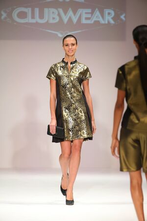 ニューヨーク Ny 9 月 11 日 メンズ ファッションの滑走路はニューヨーク市で 15 年 9 月 11 日にゴッサム ホールで春 16 ニューヨーク ファッション ウィーク中に表示モデルの散歩 の写真素材 画像素材 Image ニューヨーク Ny 9 月 11 日 メンズ ファッションの滑走路はニューヨーク市で 15 年 9 月 11 日にゴッサム ホールで春 16 ニューヨーク ファッション ウィーク中に表示モデルの散歩 の写真素材 画像素材 Image