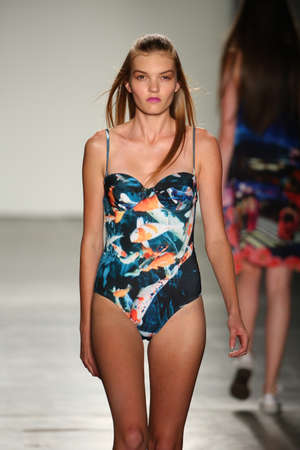 ニューヨーク Ny 9 月 9 日 ニューヨーク市のファッション滑走路春 15 年 9 月 9 日に 16年桟橋 59 ニューヨーク ファッション ウィークでの Dsw スポンサー世代アート 周年新鮮な顔で Hc 散歩からモデル の写真素材 画像素材 Image