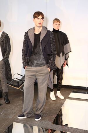 ニューヨーク ニューヨーク 2 月 1 日 Garciavelez プレゼンテーション ニューヨーク ファッション週メンズ秋冬 16 インドゥストリア スーパーで 16 年 2 月 1 日にニューヨーク市で中モデル ポーズ の写真素材 画像素材 Image