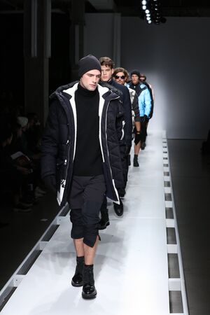 ニューヨーク ニューヨーク 2 月 2 日 モデル徒歩ニューヨーク週メンズ秋冬 16 16 年 2 月 2 日ニューヨークでの中にノーティカ メンズ秋 16 ファッションショーでフィナーレ滑走路 の写真素材 画像素材 Image ニューヨーク ニューヨーク 2 月 2 日 モデル徒歩ニューヨーク週メンズ秋冬 16 16 年 2 月 2 日ニューヨークでの中にノーティカ メンズ秋 16 ファッションショーでフィナーレ滑走路 の写真素材 画像素材 Image