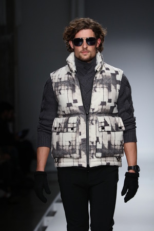 ニューヨーク ニューヨーク 2 月 2 日 ノーティカ メンズ秋 16年ファッションの滑走路ショー ニューヨーク週メンズ秋冬 16 16 年 2 月 2 日ニューヨークでの中にモデルの散歩 の写真素材 画像素材 Image