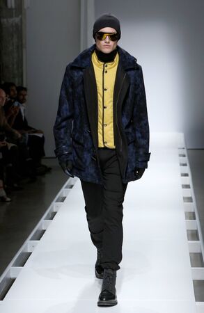 ニューヨーク ニューヨーク 2 月 2 日 ノーティカ メンズ秋 16年ファッションの滑走路ショー ニューヨーク週メンズ秋冬 16 16 年 2 月 2 日ニューヨークでの中にモデルの散歩 の写真素材 画像素材 Image