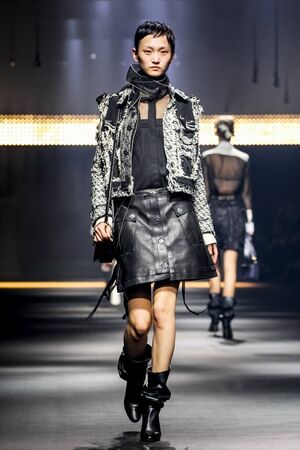 パリ フランス 10月01日 モデルは フランスのパリで15年10月01日にパリファッションウィークレディースウェア春夏16の一環としてランビンショー中に滑走路を歩きます の写真素材 画像素材 Image パリ フランス 10月01日 モデルは フランスのパリで15年10月01日にパリファッションウィークレディースウェア春夏16の一環としてランビンショー中に滑走路を歩きます の写真素材 画像素材 Image