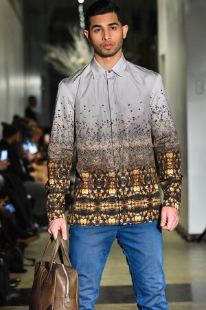 ニューヨーク Ny 1 月 30 日 モデルは プリンス ジョージ ギャラリーでシスティナ メンズウェア秋 17 変身コレクションで滑走路を歩く 17 年 1 月 30 日にニューヨーク市で の写真素材 画像素材 Image