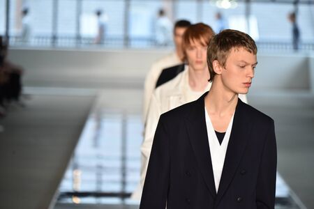 ニューヨーク ニューヨーク 7 月 11 日 モデル徒歩上司 Hugo Boss を Nyfw メンズ春夏 18 11 フルトン ストリートで 17 年 7 月 11 日にニューヨーク市の中でフィナーレ滑走路 の写真素材 画像素材 Image ニューヨーク ニューヨーク 7 月 11 日 モデル徒歩上司 Hugo Boss を Nyfw メンズ春夏 18 11 フルトン ストリートで 17 年 7 月 11 日にニューヨーク市の中でフィナーレ滑走路 の写真素材 画像素材 Image