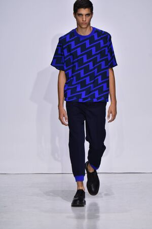 ニューヨーク ニューヨーク 7 月 11 日 Nyfw メンズ春夏 18 天窓クラークソン Sq で 17 年 7 月 11 日に ニューヨーク市で中にカルロス カンポスの滑走路を表示モデルの散歩 の写真素材 画像素材 Image ニューヨーク ニューヨーク 7 月 11 日 Nyfw メンズ春夏 18 天窓クラークソン Sq で 17 年 7 月 11 日に ニューヨーク市で中にカルロス カンポスの滑走路を表示モデルの散歩 の写真素材 画像素材 Image